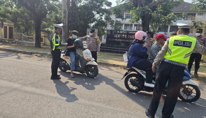 Polsek Pakuhaji Bagikan Masker Gratis kepada Pengguna Jalan Antisipasi Dampak Abu Vulkanik