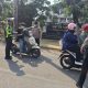 Polsek Pakuhaji Bagikan Masker Gratis kepada Pengguna Jalan Antisipasi Dampak Abu Vulkanik