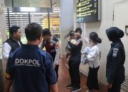 Polisi Dampingi Ibu dan Balita Terkendala Perjalanan di Bandara Soekarno-Hatta