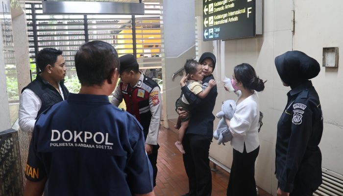 Polisi Dampingi Ibu dan Balita Terkendala Perjalanan di Bandara Soekarno-Hatta