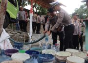 Polres Kuningan Salurankan Bantuan Air Bersih ke Dua Desa yang Dilanda Krisis Air