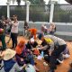 Brimob dan Polwan Polda Metro Bagikan Roti untuk Massa Hari Tani