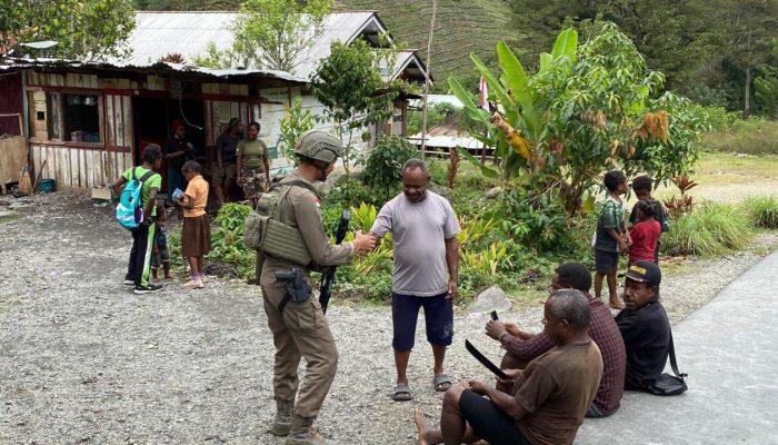 Patroli Humanis Satgas Damai Cartensz Jaga Kamtibmas di Distrik Muara Puncak Jaya