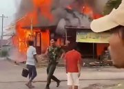 BREAKING NEWS: Kebakaran Hebat Landa Panyabungan Tonga Madina Minggu Pagi, Warga dan Damkar Berjibaku Padamkan Api