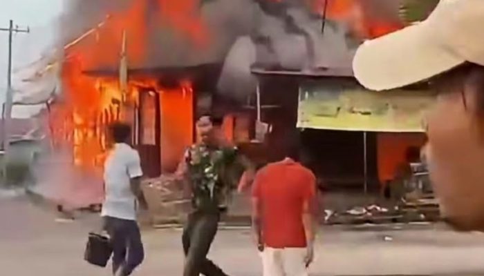 BREAKING NEWS: Kebakaran Hebat Landa Panyabungan Tonga Madina Minggu Pagi, Warga dan Damkar Berjibaku Padamkan Api