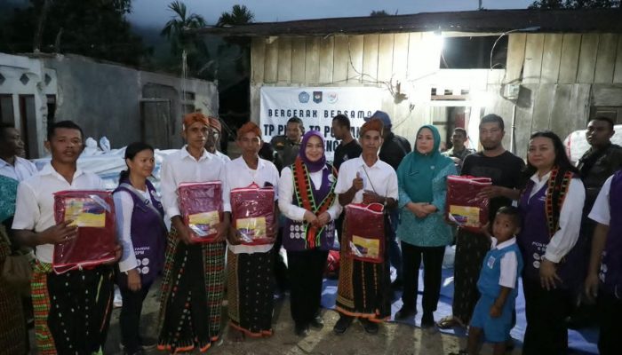 Salurkan Bantuan bagi Warga Terdampak Gempa di Manggarai,TP  PKK dan TP Posyandu Pusat Bantu Percepat Pemulihan Pasca Bencana