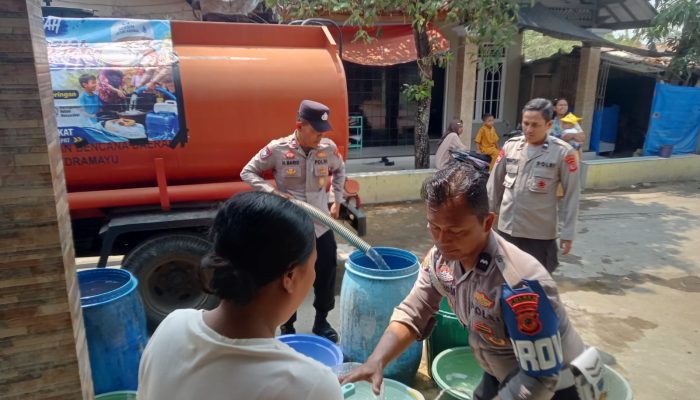 Polisi Bersama Masyarakat, Polres Indramayu Kembali Salurkan 20.000 Air Bersih