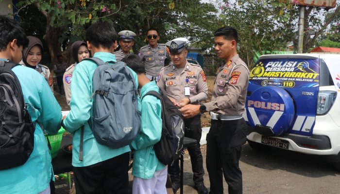 Wujud Kepedulian Sosial, Satlntas Polres Kuningan Gelar Jumat Bersih Berbagi Makanan Gratis untuk Masyarakat