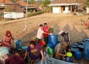 Kekeringan Landa Banyuates,Madas Sedarah Sampang Salurkan Air Bersih untuk Warga Dusun Kayu Abu Daya
