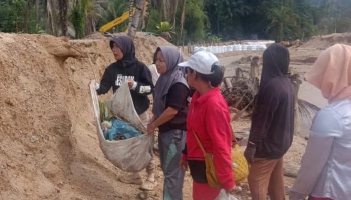 Masa Tanggap Darurat,Dinas Lingkungan Hidup Tapteng Kerahkan ASN dan Petugas Kebersihan Gelar Gotong Royong Massif di Tukka dan Badri