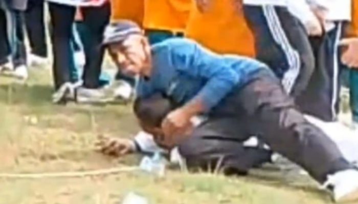 VIRAL,Dipakantan: Detik Detik Oknum Kasubbag kepegawaian Diduga Cekik Camat Saat Acara Haornas, Camat Tidak Nyaman satu Kantor