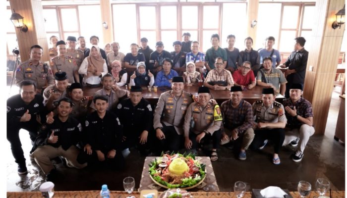 Perkuat Sinergitas Media dan Polri, Kapolres Majalengka Potong Tumpeng di Syukuran HUT Humas Polri Ke-75