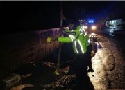 Polisi Pasang Garis Pengaman di Lokasi Jalan Amblas Banjarwangi–Singajaya, Warga Diimbau Waspada