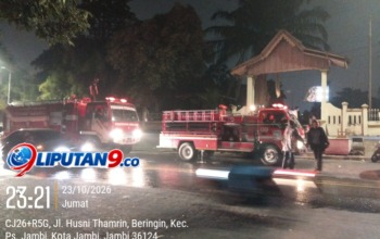 TIGA UNIT DAMKAR KOTA JAMBI DITERJUNKAN, KEBAKARAN MELUAS DI KAWASAN TPU KEBON JAHE